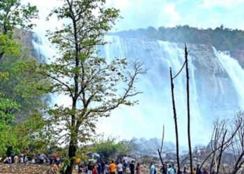 ഓണത്തിന്‌-അതിരപ്പിള്ളിയിലെത്തിയത്‌- ഒരുലക്ഷം-സഞ്ചാരികൾ