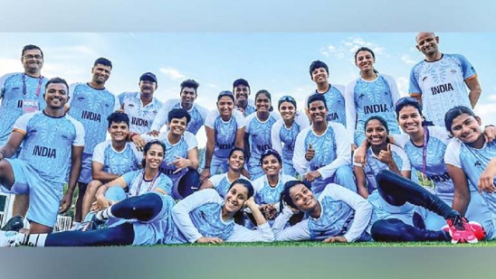 ക്രിക്കറ്റ്-ബാറ്റിൽ-
ഇരട്ടസ്വർണം-വിരിയുമോ