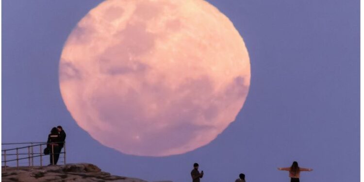 ഈ വർഷത്തെ അവസാനത്തെ സൂപ്പർമൂൺ ഇന്ന് രാത്രി ഓസ്‌ട്രേലിയയുടെ കടന്ന് പോകും.