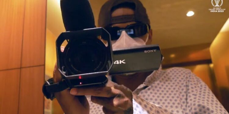 മറൈൻഡ്രൈവിൽ-ഇന്ത്യൻ-ക്രിക്കറ്ററുടെ-ആൾമാറാട്ടം;-അമ്പരന്ന്-ആരാധകർ