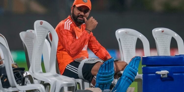 ആരാധകന്-തന്റെ-ഷൂ-ഊരി-നൽകി-രോഹിത്-ശർമ്മ