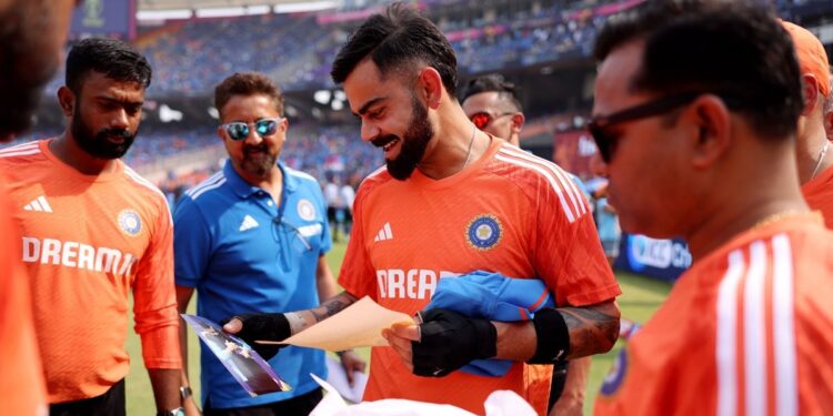 ഫൈനലിന്-മുമ്പ്-വിരാട്-കോഹ്ലിക്ക്-അമൂല്യമായ-ഒരു-സമ്മാനം-കൈമാറി-ഇതിഹാസം