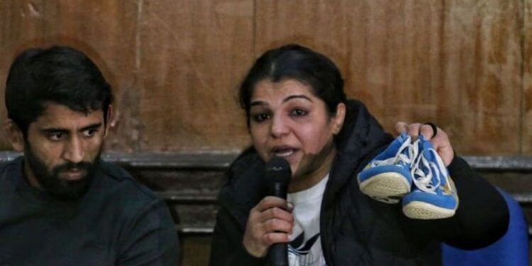 ഇതു-താങ്ങാനാവില്ല;-കണ്ണീരോടെ-കളമൊഴിഞ്ഞ്-സാക്ഷി-മാലിക്