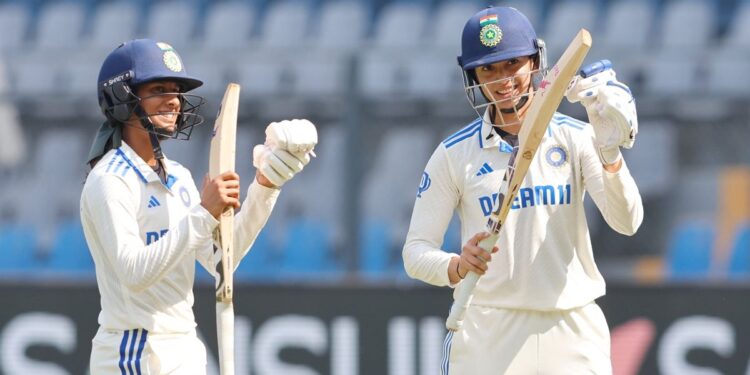 ഇന്ത്യൻ-പെൺപട-നടന്നുകയറിയത്-ചരിത്രത്താളുകളിലേക്ക്