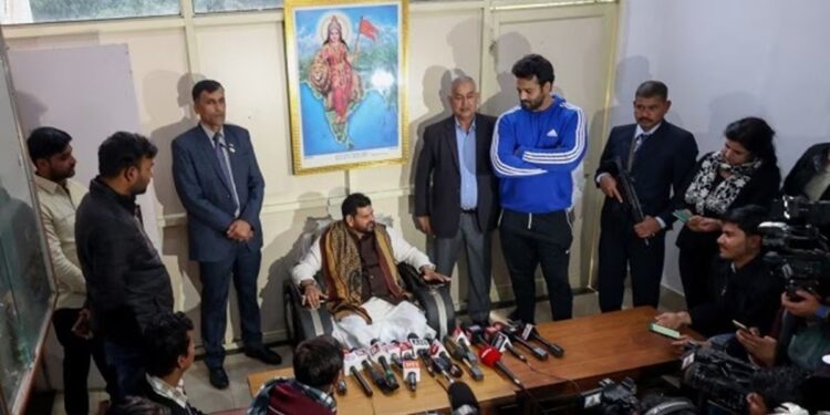 പുതിയ-പ്രസിഡന്റ്-ബ്രിജ്-ഭൂഷണിന്റെ-ആഗ്രഹം-മിനിറ്റുകൾക്കകം-നടപ്പാക്കി;-പിന്നാലെ-ഭരണസമിതിയിലെ-മറ്റ്-അംഗങ്ങൾ-ഇടഞ്ഞു