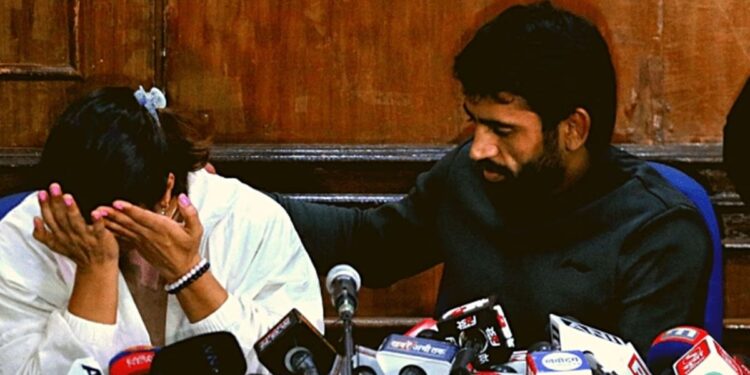 എല്ലാ-സ്ത്രീകളും-അന്തസ്സോടെ-ജീവിക്കാൻ-ആഗ്രഹിക്കുന്നു;-അവാർഡുകൾക്ക്-ജീവിതത്തിൽ-അർത്ഥമില്ല:-വിനേഷ്-ഫൊഗാട്ട്