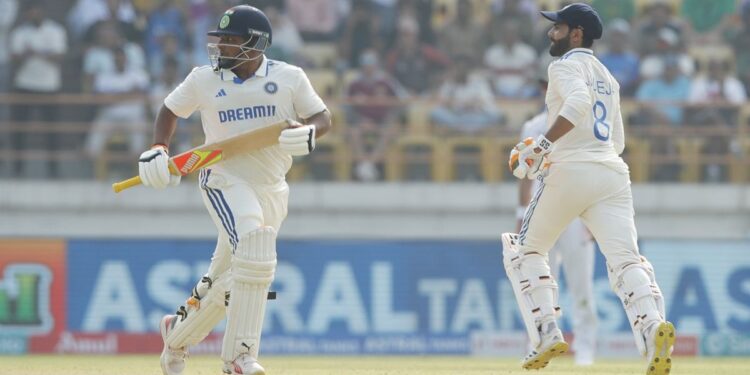 സർഫറാസ്-ഖാൻ-ഒരിക്കൽ-പിതാവിനോട്-പറഞ്ഞു;-“ഇന്ത്യൻ-ടീമിൽ-കളിക്കാനായില്ലെങ്കിൽ-ട്രെയിനിൽ-ട്രാക്ക്-പാന്റുകൾ-വിൽക്കാൻ-നമുക്ക്-പോകണം”