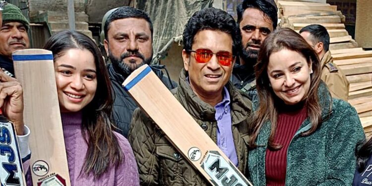 കശ്മീരി-വില്ലോ-ബാറ്റ്-ഫാക്ടറിയിൽ-കുടുംബ-സമേതമെത്തി-സച്ചിൻ;-ചിത്രങ്ങൾ-വൈറലാകുന്നു