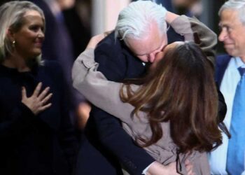 വിക്കിലീക്സ്-സ്ഥാപകൻ-ജൂലിയസ്-അസാൻജിന്-ഓസ്ട്രേലിയൻ-മണ്ണിൽ-വികാരനിർഭരമായ-സ്വീകരണം