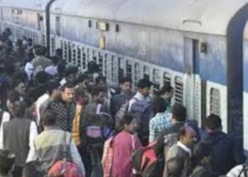 ട്രെയിനിലെ-തിരക്ക്‌-കുറയ്‌ക്കാൻ-ഓഫീസ്‌-സമയം-മാറ്റണമെന്ന്‌-റെയിൽവേ