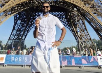 ‘എടാ-മോനെ…’-ഈഫൽ-ടവറിനു-മുന്നിൽ-മുണ്ടുടുത്ത്-മലയാളി-സ്റ്റൈലിൽ-ശ്രീജേഷ്