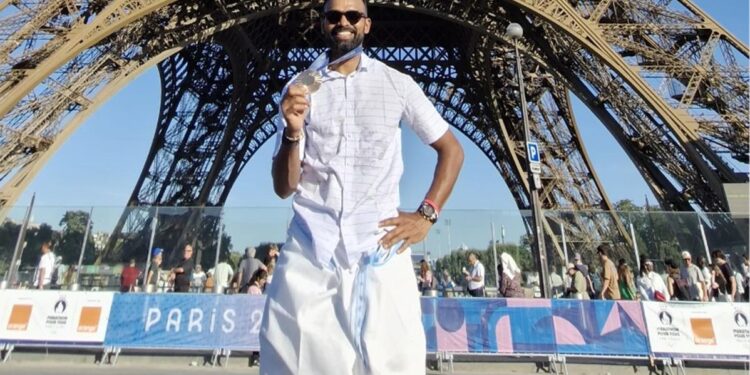 ‘എടാ-മോനെ…’-ഈഫൽ-ടവറിനു-മുന്നിൽ-മുണ്ടുടുത്ത്-മലയാളി-സ്റ്റൈലിൽ-ശ്രീജേഷ്