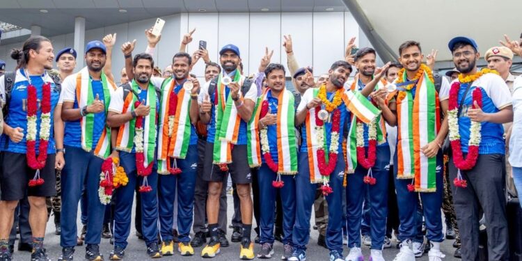 ഒളിമ്പിക്‌സ്;ഇന്ത്യൻ-ഹോക്കി-ടീമിന്-ഗംഭീര-വരവേൽപ്പ്