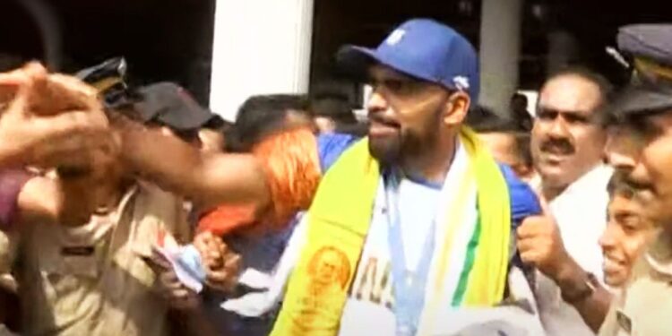 ഒളിംപിക്സ്-മെഡലുമായി-ശ്രീജേഷ്;-വിമാനത്താവളത്തിൽ-ജന്മനാടിന്റെ-വരവേൽപ്പ്