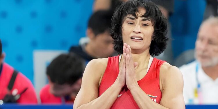 ഇന്ത്യൻ-പതാകയുമായി-നിൽക്കുന്ന-ആ-ചിത്രങ്ങൾ-ഇപ്പോഴും-എന്നെ-വേട്ടയാടുന്നു:-വിനേഷ്-ഫോഗട്ട്