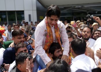 വിനേഷ്-ഫോഗട്ടിന്-രാജ്യത്തിന്റെ-വൈകാരിക-വരവേൽപ്പ്;-ചിത്രങ്ങൾ