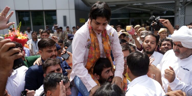 വിനേഷ്-ഫോഗട്ടിന്-രാജ്യത്തിന്റെ-വൈകാരിക-വരവേൽപ്പ്;-ചിത്രങ്ങൾ