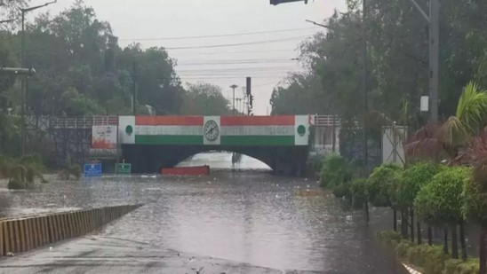 ഡൽഹി-വെള്ളക്കെട്ട്:-സ്കൂൾ-ബസിൽ-കുടുങ്ങിയ-കുട്ടികളെ-രക്ഷപെടുത്തി