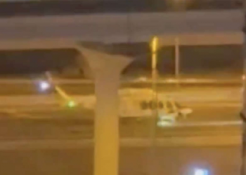 ദുബായ്-പൊലീസിന്റെ-ഹെലികോപ്റ്റർ-ഷെയ്ഖ്-സായിദ്-റോഡിൽ-ഇറക്കി