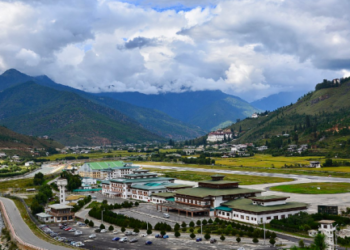 ലോകത്തിലെ-ഏറ്റവും-മനോഹരവും-അപകടകരവുമായ-വിമാനത്താവളം