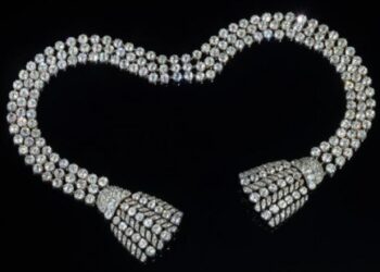 നിർമിച്ചിരിക്കുന്നത്-500-വജ്രങ്ങൾ-ഉപയോ​ഗിച്ച്;-18ാം-നൂറ്റാണ്ടിലെ-അപൂർവ-നെക്ലേസ്-ലേലത്തിന്