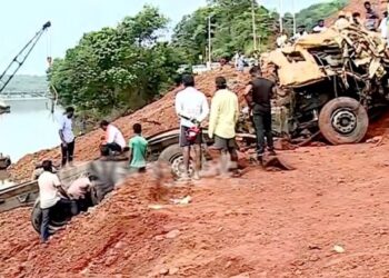 ഷിരൂർ-മണ്ണിടിച്ചിൽ-:-അർജുന്റെ-ലോറി-കരയിൽ-എത്തിച്ചു