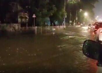 മുംബൈയിൽ-കനത്ത-മഴ;-ഓടയിൽ-വീണ്-സ്ത്രീ-മരിച്ചു