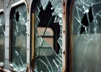 ബിഹാറിൽ-ഓടിക്കൊണ്ടിരുന്ന-ട്രെയിനിനു-നേരെ-കല്ലേറ്;-ആക്രമണത്തിൽ-ജനൽ-ചില്ലുകൾ-തകർന്നു