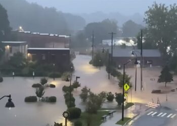 യുഎസ്സില്‍-ആഞ്ഞടിച്ച്-ഹെലൻ-ചുഴലി-;-30-മരണം-,-40-ലക്ഷത്തിലധികം-പേർ-ഇരുട്ടിലായി