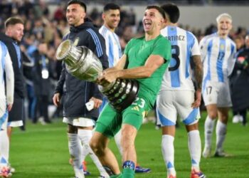 അശ്ലീല-ആം​ഗ്യം;-എമിലിയാനോ-മാർട്ടിനെസിന്-സസ്പെൻഷൻ