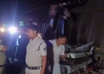 മധ്യപ്രദേശിൽ-ബസും-ട്രക്കും-കൂട്ടിയിടിച്ച്-ആറ്-മരണം;-20-പേർക്ക്-പരിക്ക്