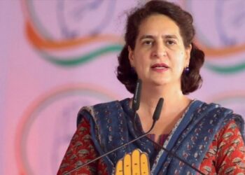 ജമ്മുവിലെ-നയതന്ത്രങ്ങള്‍-പുറമേ-നിന്ന്-വന്നവര്‍ക്ക്-വേണ്ടി:-പ്രിയങ്ക