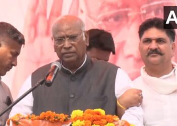 മോദിയെ-താഴെ-ഇറക്കാതെ-മരിക്കില്ല;-പൊതുവേദിയിലെ-ദേഹാസ്വാസ്ഥ്യത്തിനിടെ-പ്രതികരണവുമായി-ഖർഗെ