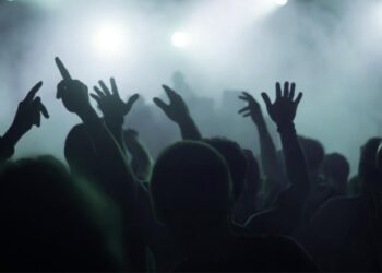 റേവ്-പാർട്ടിക്കിടെ-പൊലീസ്-റെയ്‍ഡ്:-64-പേർ-കസ്റ്റഡിയിൽ;-യുവതികളെ-അബോധാവസ്ഥയിൽ-കണ്ടെത്തിയതായി-റിപ്പോർട്ട്