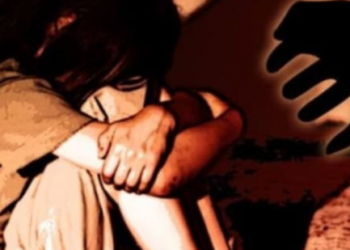 പ്രായപൂർത്തിയാകാത്ത-പെൺകുട്ടിയെ-ബലാത്സംഗം-ചെയ്തത-സംഭവം;-പ്രതിയുടെ-വീട്‌-തീയിട്ട്‌-നാട്ടുകാർ