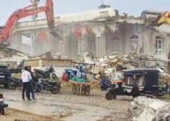 ഗുജറാത്തില്‍-ബുൾഡോസര്‍രാജ്;-നൂറ്റാണ്ടുകള്‍-പഴക്കമുള്ള- ദര്‍​ഗയും-മസ്ജിദും-ഇടിച്ചുനിരത്തി