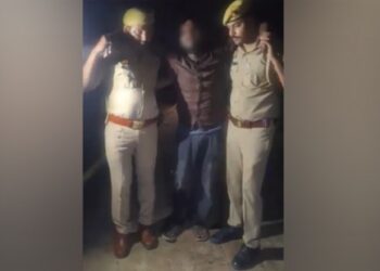 അമേഠി-കൂട്ടക്കൊല:-തെളിവെടുപ്പിനിടെ-പൊലീസിനെ-ആക്രമിച്ച്-രക്ഷപെടാൻ-ശ്രമം;-പ്രതിക്ക്-വെടിയേറ്റു