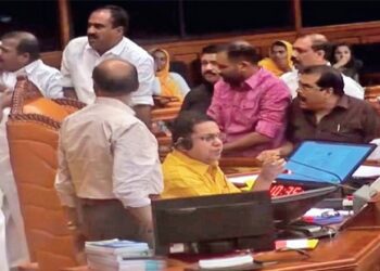 ഒളിച്ചോടി-പ്രതിപക്ഷം-;-തുറന്നുകാട്ടപ്പെടുമെന്ന്‌-പേടി-,-സ്പീക്കറെ-മറച്ച്‌-ബാനർ-പിടിച്ച്‌-ബഹളം